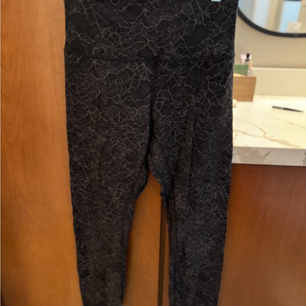 Lululemon women’s Black Lace print Leggings